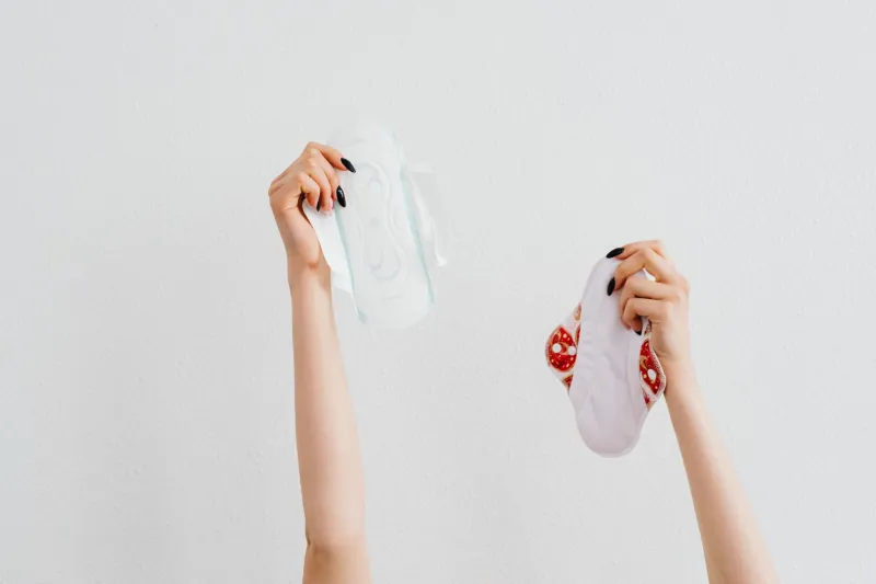 7 Menstruationstassen im Praxis-Test: Welche bei Saugkraft, Material und Griff überzeugt